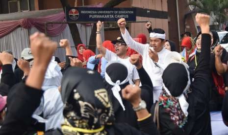 Ketua DPD Golkar Jabar Dedi Mulyadi menyatakan diri siap memimpin demo tenaga honorer di Jakarta. Demo tersebut, berisi tuntutan agar tenaga honorer diangkat menjadi Pegawai Negeri Sipil (PNS) tanpa tes. 