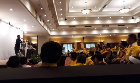 Ketua DPD Golkar Jabar Dedi Mulyadi saat memberikan pembekalan pada Calon Anggota Legislatif Partai Golkar Jawa Barat, di  Purwakarta, Rabu (21/2). Foto: Ita Nina Winarsih/Republika