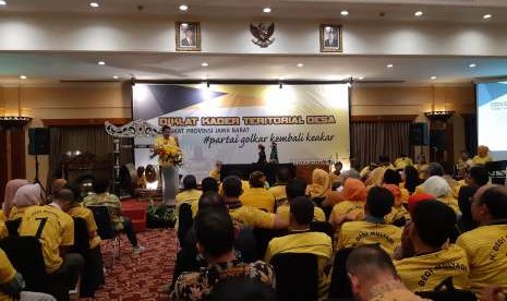 Ketua DPD Golkar Jabar Dedi Mulyadi saat paparan dihadapan ribuan kader Golkar mengenai teritorial desa, di Aula Hotel Plaza Indonesia, Purwakarta, Jumat malam (3/8).