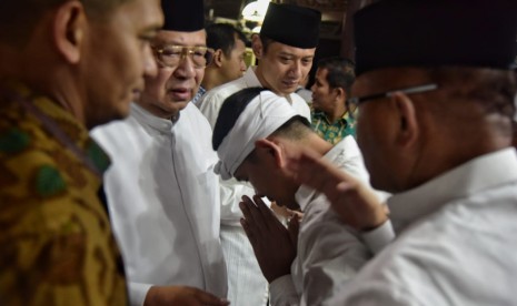 Ketua DPD Golkar Jawa BaratDedi Mulyadi menghadiri acara tahlilan atas wafatnya mantan Ibu Negara Ani Yudhoyono yang merupakan istri Presiden ke-6 RI Susilo Bambang Yudhyono di Kediaman SBY di Puri Cikeas, Bogor, Senin (3/6) malam.