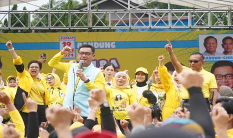 Ketua DPD I Golkar Jawa Barat Ace Hasan Syadzily bersama Sekjen Partai Golkar Lodewijk F Paulus saat menghadiri Lomba Senam Geulis Gemoy di Sudirman Grand Ballroom, Bandung, Jumat (19/1/2024).