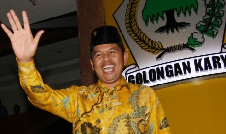 Ketua DPD I Golkar Jawa Barat Dedi Mulyadi melambaikan tangan kepada para wartawan usai rapat DPD Golkar Provinsi, di Kantor DPP Partai Golkar, Jakarta, Senin (20/11).