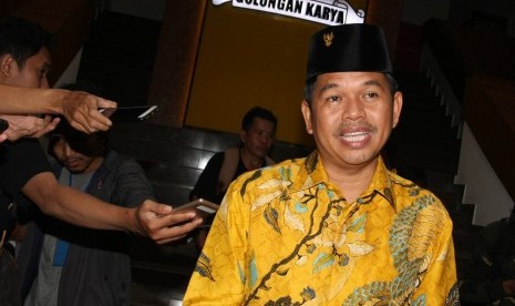 Ketua DPD I Golkar Jawa Barat Dedi Mulyadi melambaikan tangan kepada para wartawan usai rapat DPD Golkar Provinsi, di Kantor DPP Partai Golkar, Jakarta, Senin (20/11). 