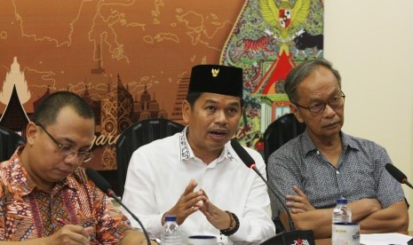 Ketua DPD I Partai Golkar Jawa Barat Dedi Mulyadi (tengahi), didampingi Sekjen DPP Golkar 1983-1988 Sarwono Kusumaatmadja (kanan) dan Direktur Eksekutif PARA Syndicate Ari Nurcahyo (kiri) berbicara dalam diskusi publik terkait Kepemimpinan Partai Golkar di PARA Syndicate, Jakarta, Jumat (24/11). 