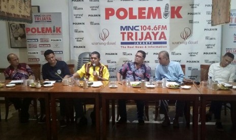 Ketua DPD I Partai Golkar Nusa Tenggara Timur (NTT), Melki Laka Lena (baju kuning)