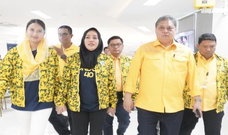 Ketua DPD I Partai Golkar Provinsi Maluku Utara (Malut) Alien Mus (kedua kiri) bersama Ketua Umum DPP Partai Golkar Airlangga Hartarto (kedua kanan).