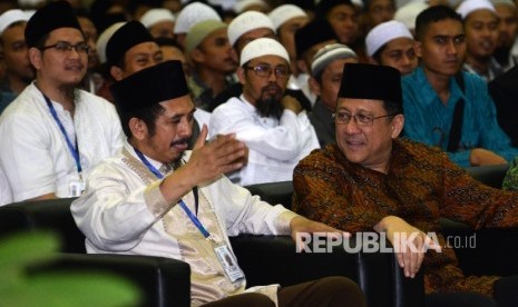 Ketua DPD Irman Gusman (kanan), berbincang dengan Ketua Umum Wahdah Islamiyah Muhammad Zaitun Rasmin dalam acara Muktamar III Wahdah Islamiyah di Asrama Haji Pondok Gede, Jakarta, Ahad (17/7)