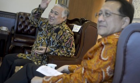 Ketua DPD Irman Gusman (kanan) berdialog dengan Ketua Dewan Nasional Pergerakan Indonesia Maju (PIM) Din Syamsuddin (kiri) membahas program PIM untuk deklarasi nasional sebagai gerakan Indonesia maju, di Jakarta, Rabu (18/5).  (Antara/Yudhi Mahatma)