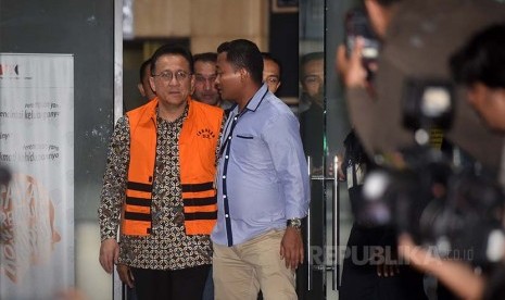 Ketua DPD Irman Gusman (kiri) keluar dari gedung KPK dengan mengenakan rompi tahanan KPK seusai diperiksa penyidik terkait kasus dugaan suap kuota impor gula, Jakarta, Sabtu (17/9)