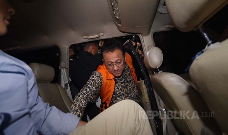 Ketua DPD Irman Gusman memasuki mobil tahanan KPK menuju rumah tahanan seusai diperiksa penyidik terkait kasus dugaan suap kuota impor gula, Jakarta, Sabtu (17/9)