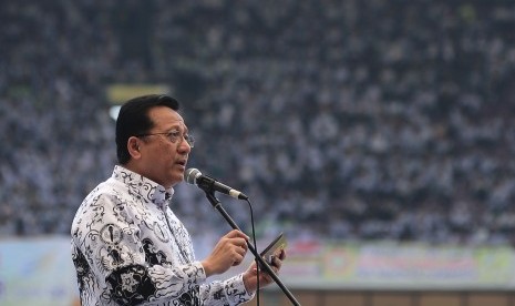 Ketua DPD Irman Gusman memberikan kata sambutan saat puncak peringatan PGRI yang Ke-70 yang digelar di Gelora Bung Karno, Jakarta, Ahad (13/12). 