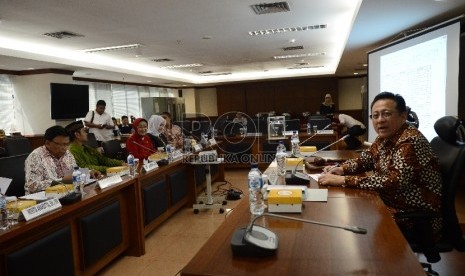  Ketua DPD Irman Gusman memimpin sidang pemilihan ketua Komite III di Kompleks Parlemen, Senayan, Jakarta, Selasa (18/8).