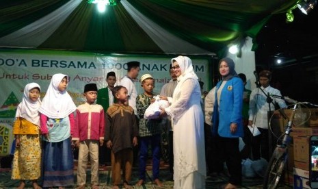 Ketua DPD KNPI Jawa Barat, Siti Aisyah memberikan santunan kepada ratusan anak yatim piatu di Subang, Selasa (20/6).