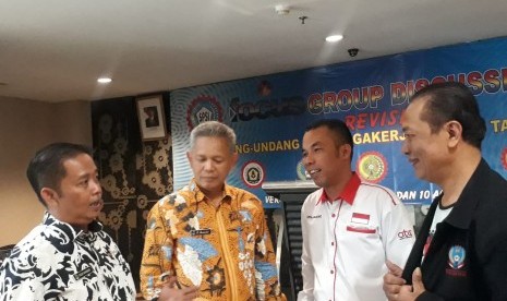 Ketua DPD Konfederasi Serikat Pekerja Seluruh Indonesia (KSPSI) Jawa Barat Roy Jinto Ferianto menilai, pertemuan antara Gubernur Jabar dengan ILO mubazir. Ini karena, tak mungkin merekomendasikan upah sendiri. Pasalnya, penetapan upah ada aturannya secara internasional.