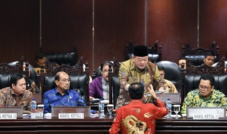 Ketua DPD La Nyalla Mattalitti (kedua kanan) disaksikan Wakil Ketua Sultan Bachtiar Najamuddin (kiri), Nono Sampono (kedua kiri) dan Mahyudin (kanan) menerima laporan dari Senator Fadel Muhammad (tengah) saat Sidang Paripurna DPD di Kompleks Parlemen, Senayan, Jakarta, Rabu (2/10/2019). Sidang paripurna tersebut beragendakan pemilihan bakal calon pimpinan MPR dari unsur DPD yang dihadiri 107 senator. 