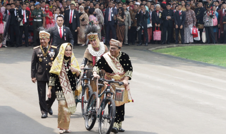 Ketua DPD Oesman Sapta bersama istri mengenakan pakaian adat Minangkabau.