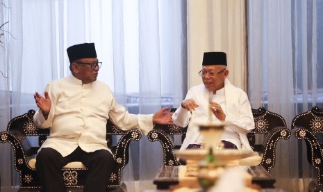 Ketua DPD Oesman Sapta Odang (kiri) berbincang dengan Calon Wakil Presiden nomor urut 01 KH Ma'ruf Amin (kanan) saat melakukan pertemuan di kediaman Oesman Sapta Odang, kawasan Kuningan, Jakarta, Senin (3/6/2019).