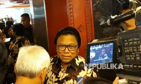 Ketua DPD, Oesman Sapta Odang (OSO) saat memberikan keterangan kepada media terkait keinginannya mundur dari jabatan Wakil Ketua MPR, Komplek Parlemen Senayan, Jakarta, Senin (12/2). 