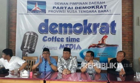 Ketua DPD Partai Demokrat NTB TGH Mahali Fikri (kedua dari kiri) berjabat tangan dengan Ketua DPW PKB NTB Lalu Hadrian Irfani (keempat dari kanan) dalam coffee time di Restoran Taliwang 33, Mataram, NTB, Senin (11/12).