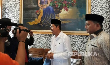 Ketua DPD Partai Gerindra Jabar, Mulyadi, bersilaturahim ke Bupati Purwakarta, Selasa (13/6). Kedua pimpinan partai tingkat provinsi ini bertemu di rumah dinas Bupati Purwakarta, Jl Gandanegara No 25, untuk membahas permasalahan Pilgub Jabar.  