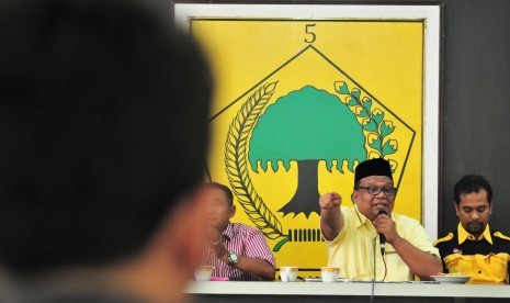 Ketua DPD Partai Golkar Aceh, Sulaiman Abda (kedua kanan) memberikan keterangan terkait pemecatannya sebagai ketua partai oleh kubu Abu Rizal Bakri, hasil munas Bali, di Banda Aceh, Rabu (18/3).