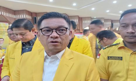 Ketua DPD Partai Golkar Jabar Ace Hasan Syadzily (tengah) membantah isu bahwa Koalisi Indonesia Bersatu berpotensi bubar. (ilustrasi)