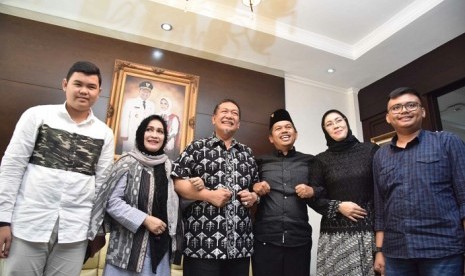 Ketua DPD Partai Golkar Jabar Dedi Mulyadi (ketiga kanan) mengajak anak dan isterinya berkunjung ke rumah dinas Deddy Mizwar di  Cimbuleuit, Kota Bandung, Senin (1/1).