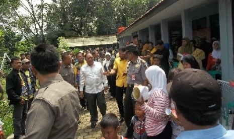 Ketua DPD Partai Golkar Provinsi Jabar yang juga cagub Jabar, H Irianto MS Syafiuddin akrab disapa Kang Yance, saat bertemu warga Sumedang.