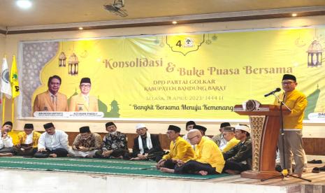 Ketua DPD Partai Golkar Provinsi Jawa Barat, Tubagus Ace Hasan Syadzily, saat memberi sambutan Konsolidasi dan Buka Puasa Bersama DPD Partai Golkar Kabupaten Bandung Barat di Aula HBS Cimareme Ngamprah Bandung Barat, Selasa (18/4/2023).