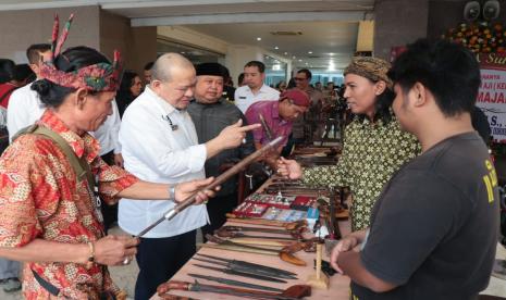 Ketua DPD RI AA LaNyalla Mahmud Mattalitti (baju putih) ketika membuka Pameran Seni Tosan Aji Reinkarnasi Majapahit yang diselenggarakan oleh Yayasan Keluargi Ageng Condro Budaya Aji Nuswantara di Gedung Balai Pemuda Surabaya, Rabu (8/11/2023).