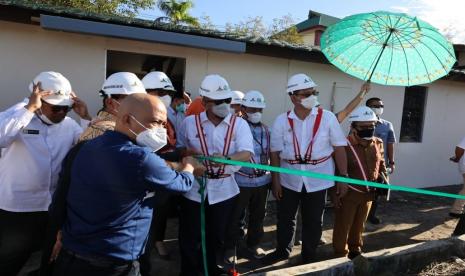 Ketua DPD RI, AA LaNyalla Mahmud Mattalitti, melakukan groundbreaking, atau peletakan batu pertama, pembangunan Laboratorium Ilmu Hayati Universitas Borneo Tarakan (UBT), Kalimantan Utara, Selasa (25/5).