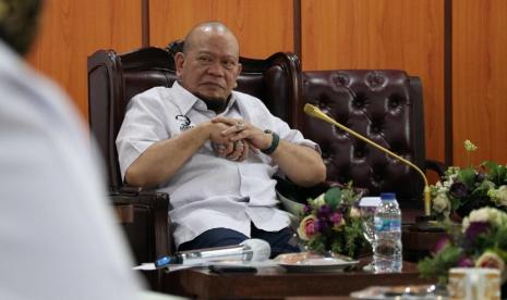 Ketua DPD RI, AA LaNyalla Mahmud Mattalitti. LaNyalla Mahmud Mattalitti mengatakan DPD telah mengagendakan pertemuan dengan Menteri Ketenagakerjaan (Menaker) Ida Fauziyah untuk mencari solusi permasalahan terkait pekerja migran Indonesia (PMI). 