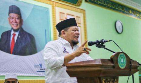 Ketua DPD RI, AA LaNyalla Mahmud Mattalitti, meminta pemerintah membuat mekanisme perlindungan bagi peternak mandiri kecil dari dominasi korporasi. Pasalnya, banyak peternak kecil babak belur karena harus berhadapan langsung dengan pengusaha besar dalam memasarkan ayam hidup di pasar tradisional. 