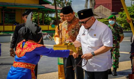 Ketua DPD RI, AA LaNyalla Mahmud Mattalitti menerima aspirasi pembentukan Daerah Otonomi Baru (DOB) dari masyarakat Sanggau, ketika mengunjungi Keraton Pakunegara Tayan di Dusun Pedalaman, Kecamatan Tayan Hilir, Kabupaten Sanggau, Kalimantan Barat, Jumat, (10/6/2022). 