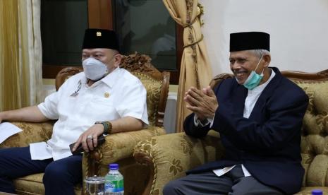 Ketua DPD RI, AA LaNyalla Mahmud Mattalitti, mengajak Universitas Darussalam Gontor untuk bekerjasama mengadakan seminar wacana amandemen ke-5 UUD 1945. Ajakan tersebut disampaikan oleh LaNyalla saat mengunjungi Ponpes Modern Darussalam Gontor Pusat, Ponorogo, Rabu (9/6).