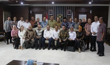 Ketua DPD RI AA LaNyalla Mahmud Mattalitti mengumpulkan para Ketua Umum Kamar Dagang dan Industri (Kadin) provinsi seluruh Indonesia di Gedung Nusantara III Komplek MPR Senayan, Jakarta, Rabu (19/2).