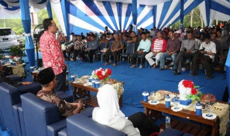 Ketua DPD RI, Irman Gusman berbicara dengan petani perkebunan swadaya rakyat di Kabupaten Kampar, Riau, pada Jumat (15/11/2013)