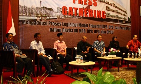 Ketua DPD RI Irman Gusman bersama pakar dan anggota DPD saat membuka acara press gatering wartawan Parlemen-DPD, di Bukittinggi,  23-25 Mei 2014.