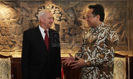 Ketua DPD RI Irman Gusman (kanan) berbincang dengan Duta Besar Republik Ceko untuk Indonesia Ivan Hotek (kiri) di Kompleks Parlemen, Senayan, Jakarta, Rabu (6/1). (Republika/Rakhmawaty La'lang)