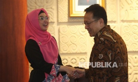 Ketua DPD RI Irman Gusman (kanan)saat menerima audiensi Ketua Ikatan Pengusaha Muslimah Indonesia (IPEMI) Ingrid Kansil (kiri) dan jajaran pengurus IPEMI di Kompleks Parlemen, Senayan, Jakarta,Selasa (22/3).(Republika/Rakhmawaty La'lang)