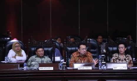 Ketua DPD RI Irman Gusman memimpin Sidang Paripurna Luar Biasa ke-4 DPD RI