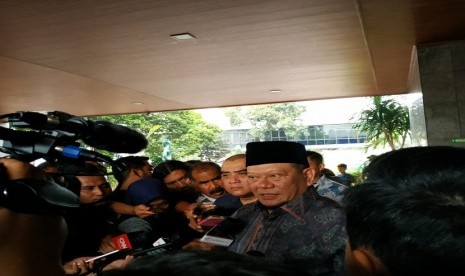 Ketua DPD RI, La Nyalla Mattalitti, memberikan keterangan usai menjenguk Menkopolhukam Wiranto, di RSPAD, Sabtu (12/10). Dia mengungkapkan, Wiranto menjalani operasi pemotongan usus sepanjang 47 sentimeter. 