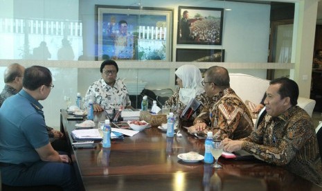 Ketua DPD RI, Oesman Sapta menerima  Menteri Sosial Republik Indonesia Khofifah Indar Parawansa dan panitia upacara peringatan hari pahlawan di kediamannya, Jalan Denpasar Raya, Selasa (24/10).