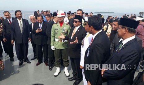 Ketua DPD RI, Oesman Sapta Odang berpidato usai menjadi inspektur upacara pada peringatan Hari Pahlawan di KRI Soeharso-990, Kamis (10/11). 