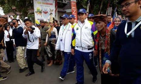 Ketua DPD RI Oesman Sapta Odang dan Bupati Cianjur Irvan Rivano Muchtar menerima obor Asian Games di Pendopo, Kabupaten Cianjur, Senin (13/8) sore.