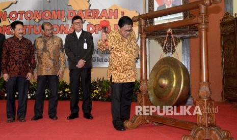  Ketua DPD RI Oesman Sapta Odang memukul gong disaksikan Mendagri Tjahjo Kumolo (ketiga Kiri), Wakli Ketua DPD RI Nono Sampono (kedua kiri) dan Ketua Lembaga Pengkajian MPR RI Rull Chairul Azwar (kiri) saat membuka Simposium Nasional Pemantapan Pelaksanaan Otonomi Daerah:Mewujudkan Kewajiban Konstitusional DPD RI di Gedung Nusantara IV Kompleks Parlemen Senayan, Jakarta, Rabu (4/10). 