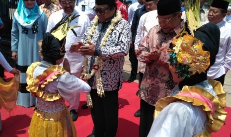 Ketua DPD RI, Oesman Sapta Odang meresmikan Masjid Bait Nusantara di kawasan Kelapa Nunggal, Jonggol Kabupaten Bogor Jawa Barat, Kamis (13/10).