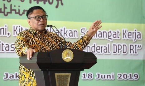 Ketua DPD RI Oesman Sapta Odang saat menghadiri halal bihalal di Loby Gedung DPD RI, Jakarta, Selasa (18/6).