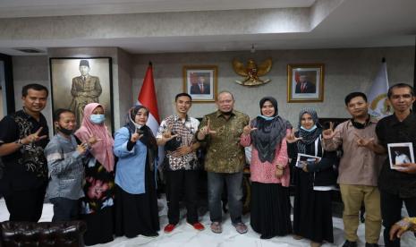  Ketua DPD RI saat bertemu sejumlah perwakilan Guru dan Tenaga Kependidikan Honorer Nonkategori usia 35 tahun ke atas (GTKHNK35+), Senin (17/5).