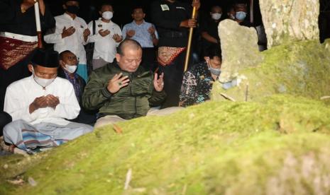 Ketua DPD RI saat berziarah ke makam-makam raja yang pernah bertahta di Kerajaan Sekala Brak Kepaksian Pernong di sela kunjungan kerjanya ke Kabupaten Lampung Barat, Provinsi Lampung, Ahad (5/9) malam.